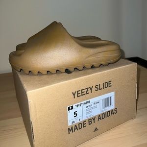 Yeezy Slides ( Ochre )